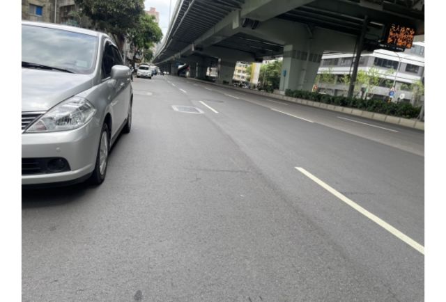 《原漆車 豪華型 皮椅 螢幕 僅駛4萬多公里》【保證實車實照實價】如有不實~整輛車送給您  第4張相片