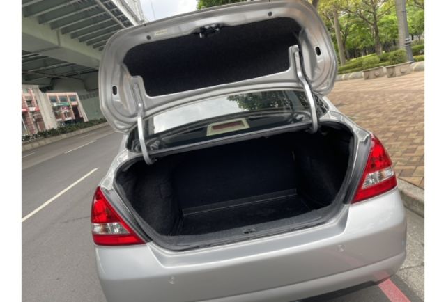 《原漆車 豪華型 皮椅 螢幕 僅駛4萬多公里》【保證實車實照實價】如有不實~整輛車送給您  第9張相片