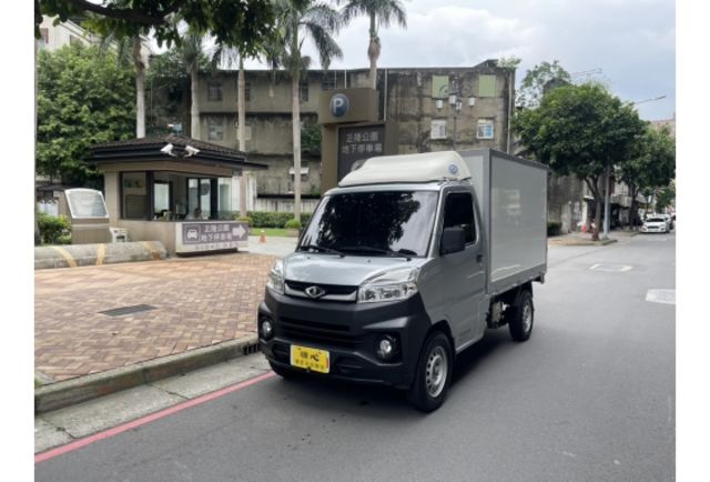 《原漆車 豪華型〈自排 A210  FRP高箱〉SRS 定速 盲點 僅駛7萬多公里》【保證實車實照實價】如有不實~整輛車送給您  第1張相片