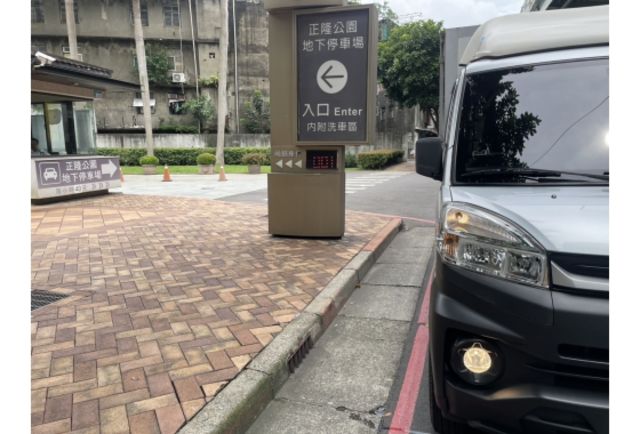 《原漆車 豪華型〈自排 A210  FRP高箱〉SRS 定速 盲點 僅駛7萬多公里》【保證實車實照實價】如有不實~整輛車送給您  第4張相片