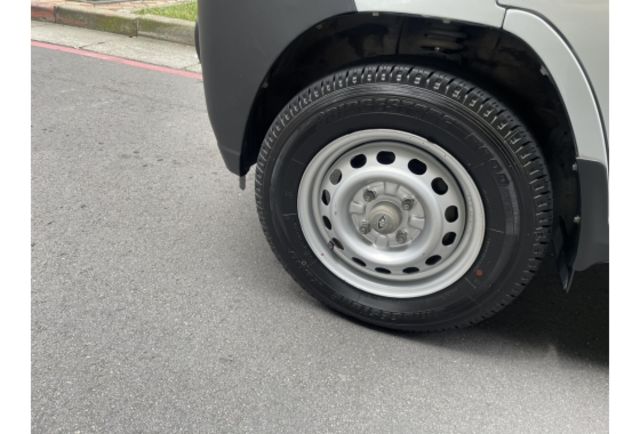 《原漆車 豪華型〈自排 A210  FRP高箱〉SRS 定速 盲點 僅駛7萬多公里》【保證實車實照實價】如有不實~整輛車送給您  第5張相片