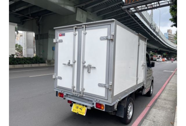 《原漆車 豪華型〈自排 A210  FRP高箱〉SRS 定速 盲點 僅駛7萬多公里》【保證實車實照實價】如有不實~整輛車送給您  第10張相片