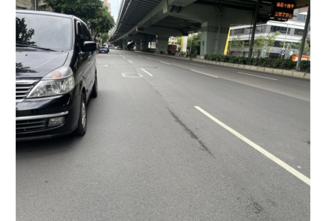 《原漆車 豪華型 正7人座 皮椅 安卓機 中央冷氣》【保證實車實照實價】如有不實~整輛車送給您  第3張相片