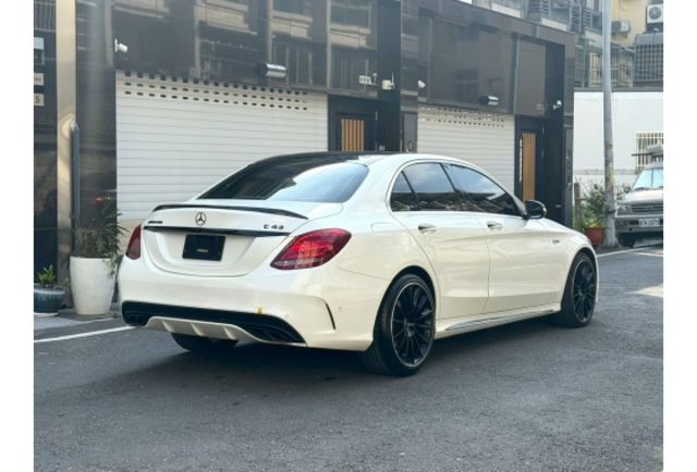 AMG 四驅 直通當派 閥門 氣壓懸吊 全景天窗 柏林之音 LED頭燈 全車摸門  第2張相片