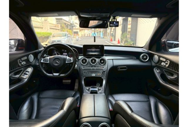 AMG 四驅 直通當派 閥門 氣壓懸吊 全景天窗 柏林之音 LED頭燈 全車摸門  第8張相片