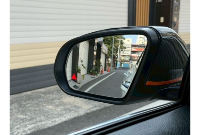 AMG 四驅 直通當派 閥門 氣壓懸吊 全景天窗 柏林之音 LED頭燈 全車摸門  第15張相片