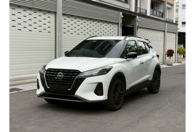 照地燈 空力套件 JBL音響 氣氛燈 Carplay I-KEY 盲點 胎壓偵測 ISOFIX  第1張相片