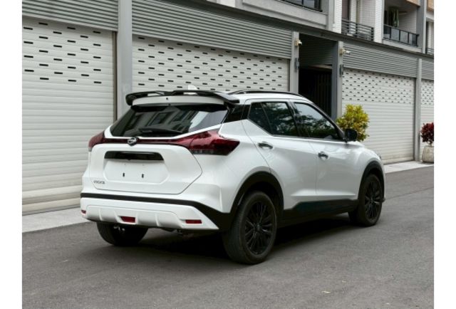 照地燈 空力套件 JBL音響 氣氛燈 Carplay I-KEY 盲點 胎壓偵測 ISOFIX  第2張相片