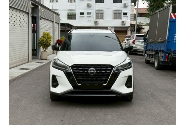 照地燈 空力套件 JBL音響 氣氛燈 Carplay I-KEY 盲點 胎壓偵測 ISOFIX  第3張相片