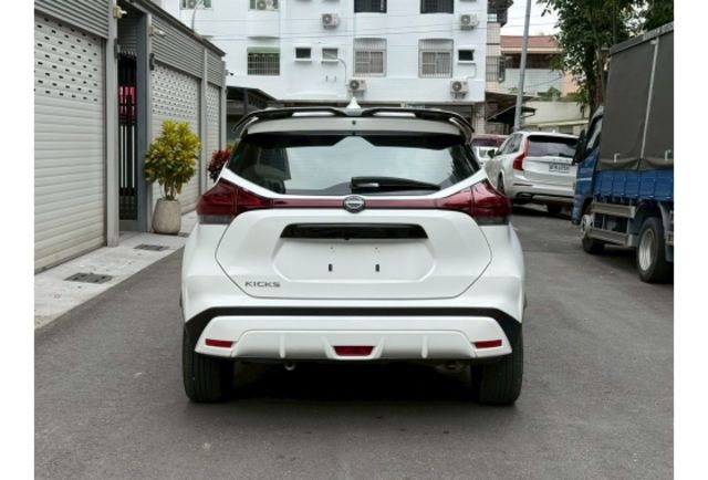 照地燈 空力套件 JBL音響 氣氛燈 Carplay I-KEY 盲點 胎壓偵測 ISOFIX  第4張相片