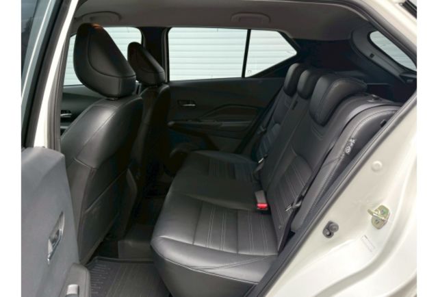 照地燈 空力套件 JBL音響 氣氛燈 Carplay I-KEY 盲點 胎壓偵測 ISOFIX  第6張相片