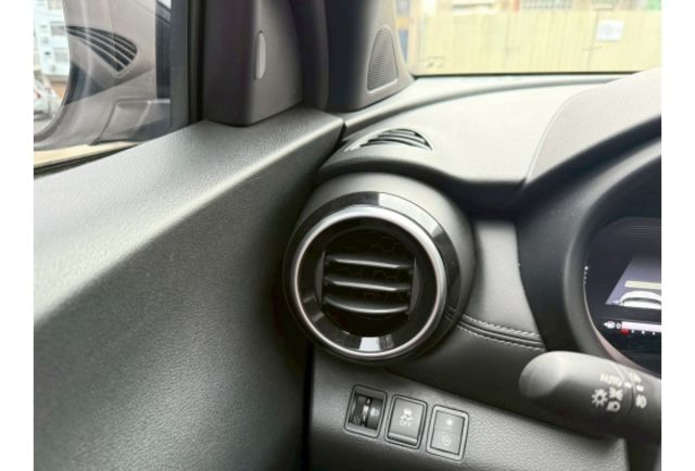 照地燈 空力套件 JBL音響 氣氛燈 Carplay I-KEY 盲點 胎壓偵測 ISOFIX  第12張相片