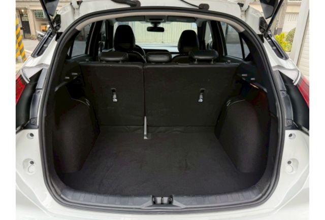 照地燈 空力套件 JBL音響 氣氛燈 Carplay I-KEY 盲點 胎壓偵測 ISOFIX  第13張相片