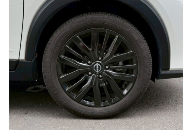 照地燈 空力套件 JBL音響 氣氛燈 Carplay I-KEY 盲點 胎壓偵測 ISOFIX  第14張相片