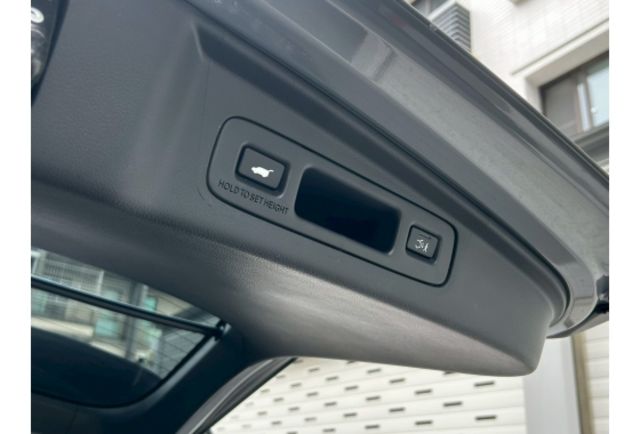 無線充電板/CarPlay｜BOSE音響｜全景天窗｜環景｜腳踢電尾門  第19張相片