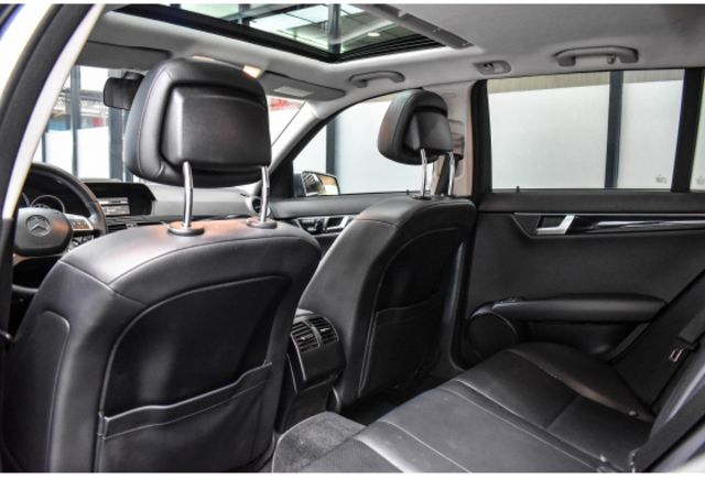 稀有旅行車 Estate S204 C220d 里程跑少 全車原鈑件 車況漂亮  第17張相片