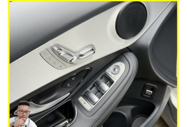 BENZ GLC250 4MATIC 2018年 2.0 白 7388  第5張相片