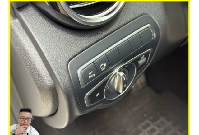 BENZ GLC250 4MATIC 2018年 2.0 白 7388  第6張相片