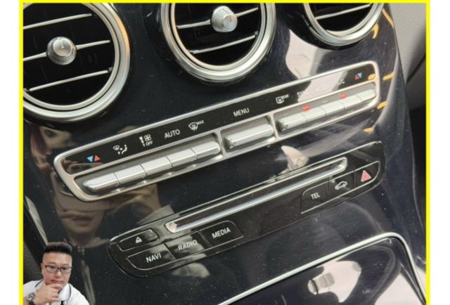 BENZ GLC250 4MATIC 2018年 2.0 白 7388  第11張相片