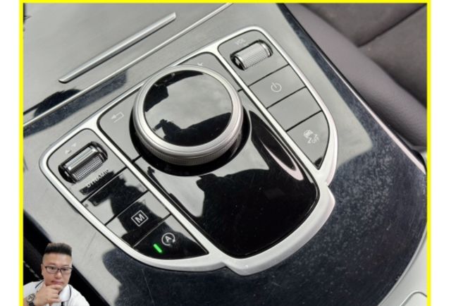 BENZ GLC250 4MATIC 2018年 2.0 白 7388  第12張相片