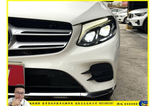 BENZ GLC250 4MATIC 2018年 2.0 白 8885  第3張相片
