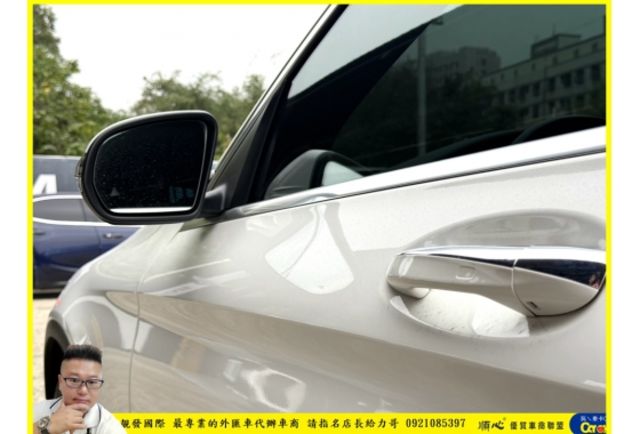 BENZ GLC250 4MATIC 2018年 2.0 白 8885  第4張相片