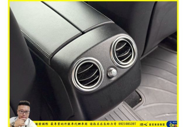 BENZ GLC250 4MATIC 2018年 2.0 白 8885  第9張相片