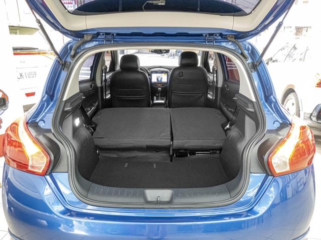 Nissan Tiida  第21張相片