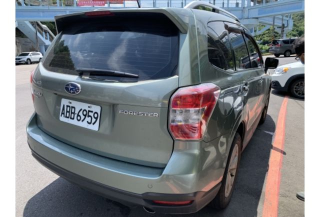 2013年 SUBARU FORESTER 森林人 有四輪驅動，後車箱空間非常大，非常適合喜愛露營的朋友  第2張相片