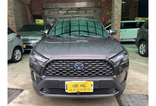 2024 TOYOTA COROLLA CROSS 灰色 油電板 里程僅跑4600公里 一手車  第2張相片