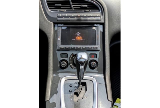 2017 領 Peugeot 5008 1.6 柴油HDi 小改頂級版  第12張相片