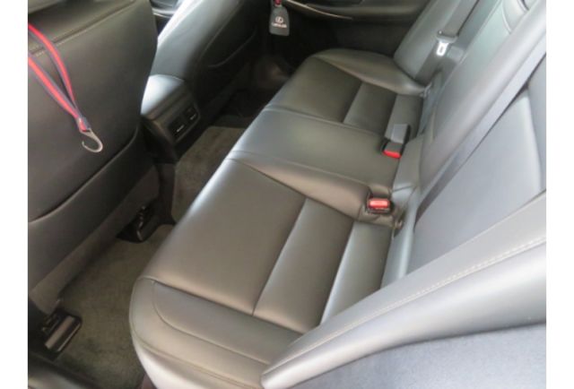 Lexus IS300H  第9張相片