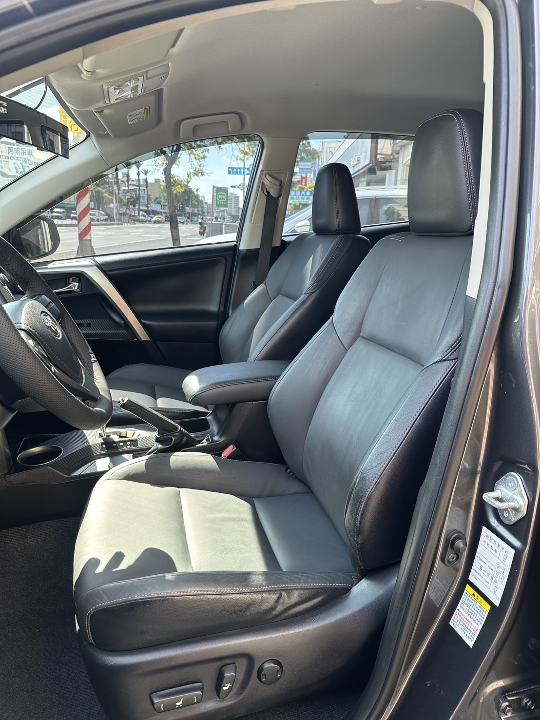 2015年RAV4休旅車2.0 頂級、認證車 里程僅跑8萬多公里里程保證  第6張相片