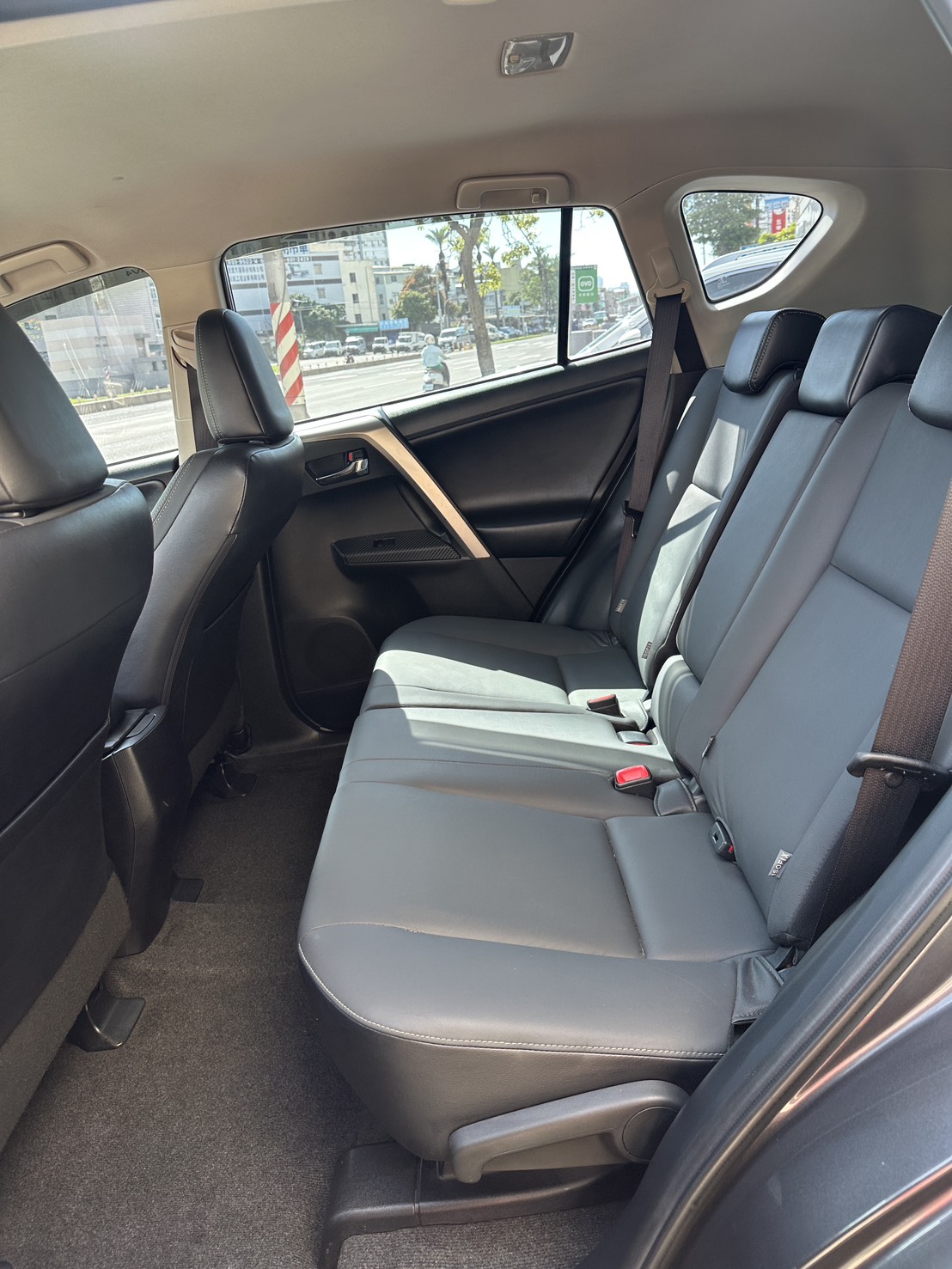 2015年RAV4休旅車2.0 頂級、認證車 里程僅跑8萬多公里里程保證  第7張相片