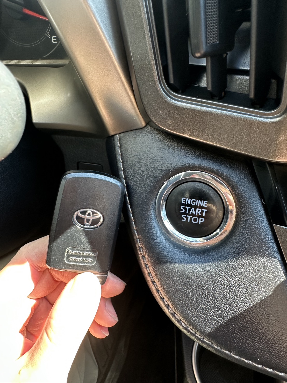 2015年RAV4休旅車2.0 頂級、認證車 里程僅跑8萬多公里里程保證  第12張相片