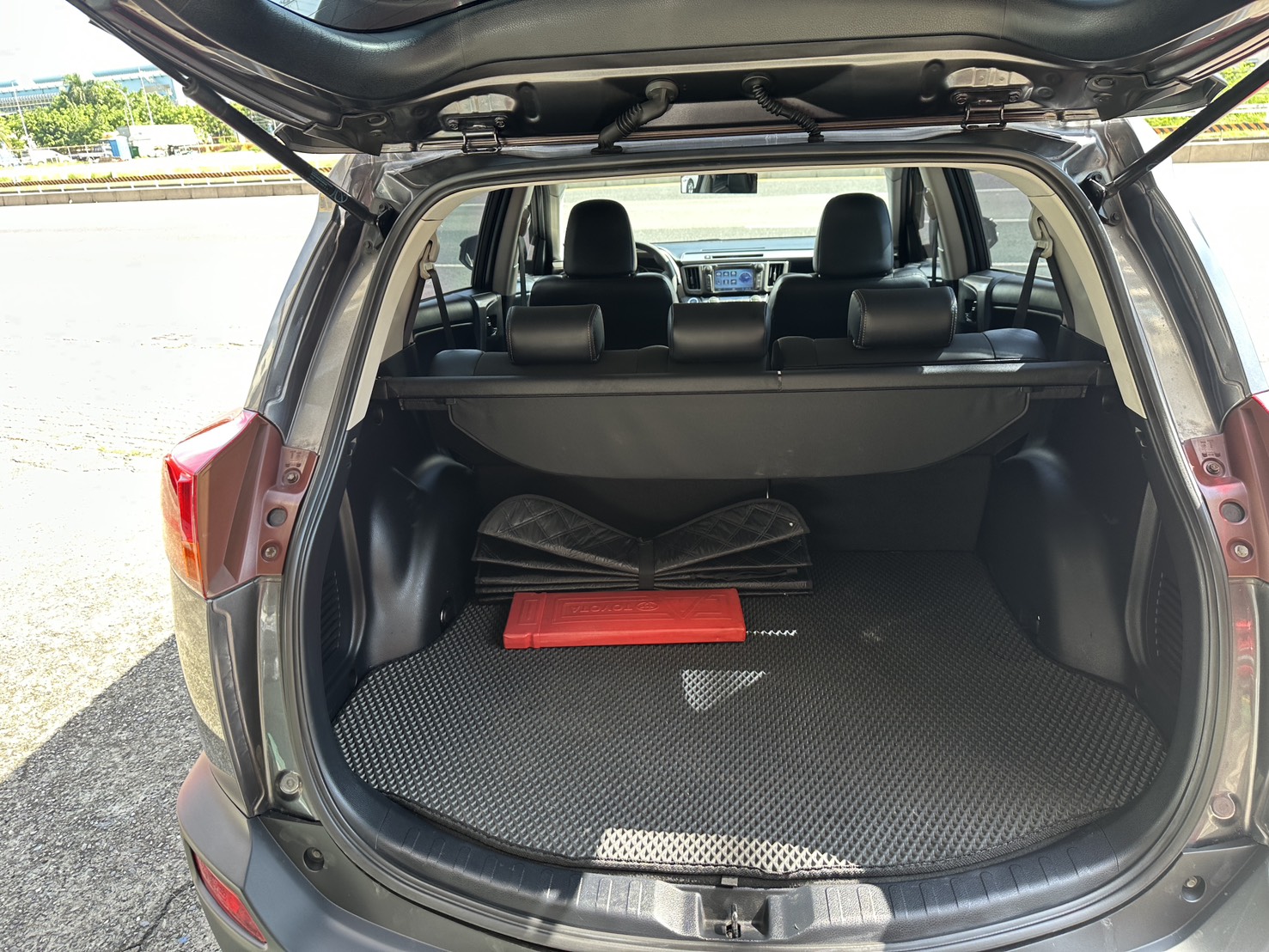 2015年RAV4休旅車2.0 頂級、認證車 里程僅跑8萬多公里里程保證  第14張相片