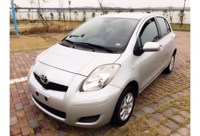 2013年 TOYOTA YARIS (小鴨) 1.5cc E版 銀白  第1張相片