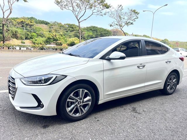HYUNDAI現代 ELANTRA  第1張相片