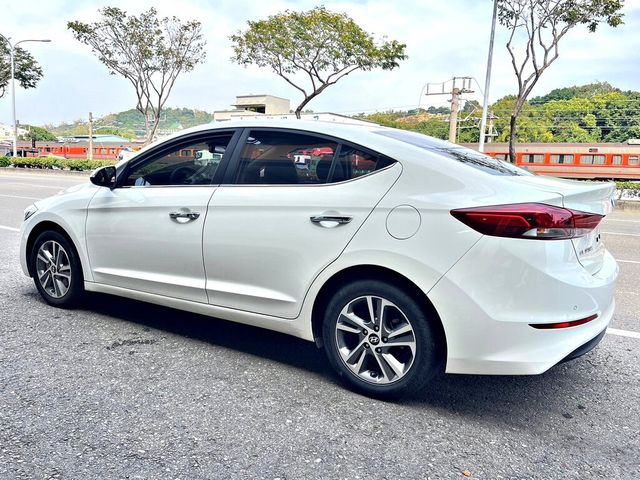 HYUNDAI現代 ELANTRA  第3張相片