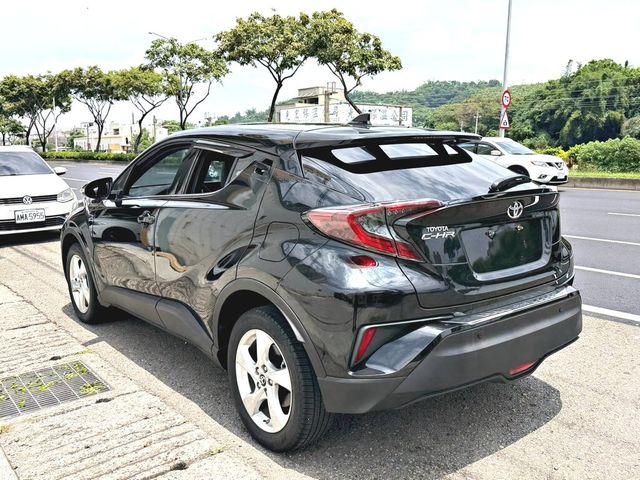 TOYOTA豐田 C-HR  第2張相片