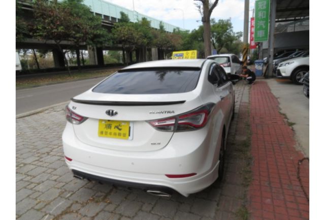 Hyundai ELANTRA  第9張相片