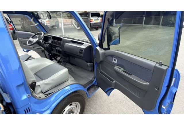 2013 Ford MAXI ECONOVAN 2.0▼在地邁向30年▼100%原裝鈑件▼雙聯盟查驗鑑定▼公里數保證▼一分錢一分貨全面守護您的行車安全▼  第8張相片