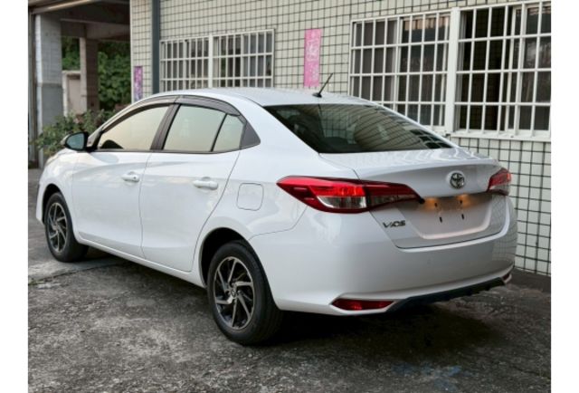 【原廠保固至2026年11月】才跑2.4萬保持如新車/雙色鋁圈/原版件認證車／九氣囊／藍芽主機螢幕/倒車顯影／光感應頭燈/電折後視鏡  第4張相片