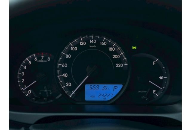 【原廠保固至2026年11月】才跑2.4萬保持如新車/雙色鋁圈/原版件認證車／九氣囊／藍芽主機螢幕/倒車顯影／光感應頭燈/電折後視鏡  第7張相片