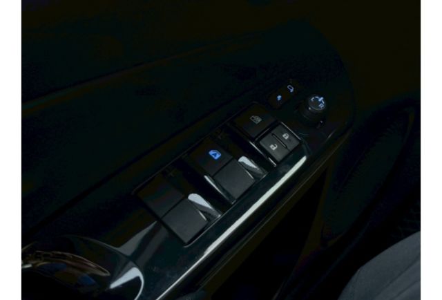 【原廠保固至2026年11月】才跑2.4萬保持如新車/雙色鋁圈/原版件認證車／九氣囊／藍芽主機螢幕/倒車顯影／光感應頭燈/電折後視鏡  第8張相片