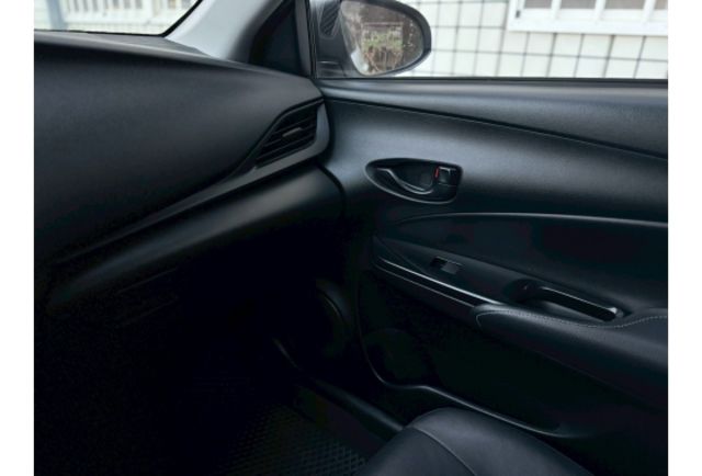 【原廠保固至2026年11月】才跑2.4萬保持如新車/雙色鋁圈/原版件認證車／九氣囊／藍芽主機螢幕/倒車顯影／光感應頭燈/電折後視鏡  第10張相片