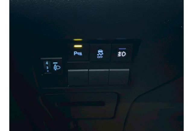 【原廠保固至2026年11月】才跑2.4萬保持如新車/雙色鋁圈/原版件認證車／九氣囊／藍芽主機螢幕/倒車顯影／光感應頭燈/電折後視鏡  第12張相片