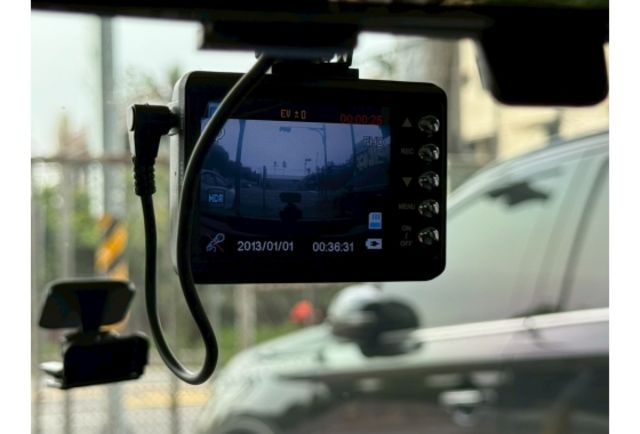 2012年 Toyota神車Camry｜超少里程12萬、原版認證車、導航安卓機、前後雷達、恆溫空調、行車記錄器、ＨＩＤ頭燈、  第7張相片