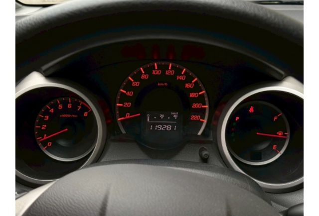 FIT小鋼炮/跑少年均7500km/車況超好原版件/升級四輪胎框/升級尾翼音響/市區好停車  第8張相片