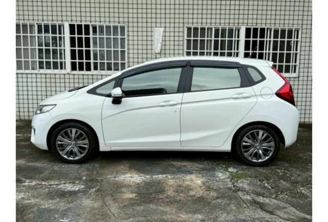 Honda FIT 1.5 白色/2016年式/認證原鈑件/年跑僅5千公里/藍芽導航主機/加裝原廠行車記錄器/原廠LED日行燈/定速/恆溫/換檔快撥/  第3張相片